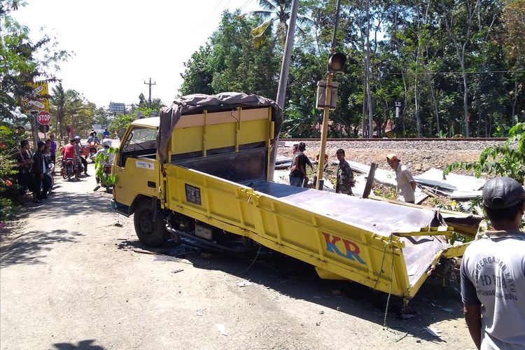 Truk pengangkut material terabrak KA di perlintasan tanpa palang pintu Desa Kaliwedi, Kecamatan Kebasen, Kabupaten Banyumas, Jawa Tengah, Sabtu (10/8/2019).