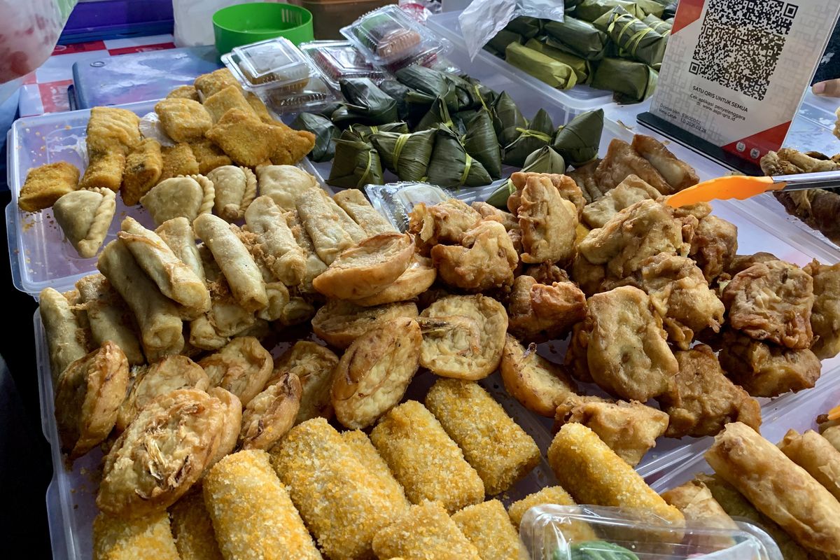 Aneka gorengan di Bazar Takjil Ramadhan Benhil 2026 atau bazar takjil di Benhil, Jumat (20/2/2026).