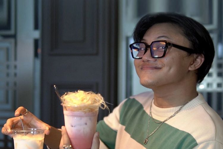 Rizky Febian melelang minuman racikan sendiri.