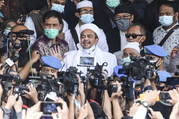 Rizieq Shihab (tengah) bersiap menjalani pemeriksaan di Mapolda Metro Jaya, Jakarta, Sabtu (12/12/2020). Rizieq Shihab tiba di Mapolda Metro Jaya untuk diperiksa sebagai tersangka kasus pelanggaran protokol kesehatan terkait kerumunan di Petamburan, Tanah Abang, Jakarta pada 14 November lalu. ANTARA FOTO/Hafidz Mubarak A/foc.