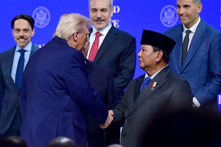 Presiden Prabowo Subianto bersama Presiden Amerika Serikat (AS) Donald Trump saat menghadiri acara Board of Peace Charter pada Kamis (22/1/2026), di Davos, Swiss