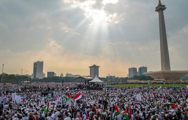 Ribuan warga mengikuti aksi akbar Aliansi Rakyat Indonesia Bela Palestina di kawasan Monas, Jakarta, Minggu (5/11/2023). Aksi yang digelar Majelis Ulama Indonesia (MUI) tersebut untuk mendorong upaya mengakhiri konflik antara Palestina dan Israel agar tercipta perdamaian. ANTARA FOTO/Bayu Pratama S/YU