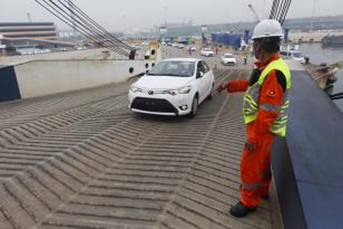 Chief Officer MV Prometheus Leader M Edwin Kabalican mengawasi proses muat mobil Yaris Sedan produksi PT Toyota Motor Manufacturing Indonesia, di dermaga Car Terminal,  Tanjung Priok, Jakarta, Rabu (10/6/2015). Mobil-mobil ini akan diekspor ke sejumlah negara, antara lain di Timur Tengah.