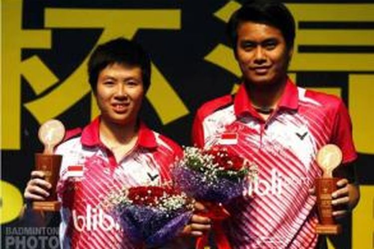 Ganda capuran Indonesia, Tontowi Ahmad (kanan)/Liliyana Natsir berpose saat berada di podium Yuan Shen Gymnasium, Shanghai, sebagai juara China Open Superseries Premier 2013, Minggu (17/11/2013).