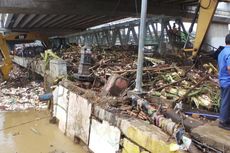 Ratusan Ton Sampah Banjir di Jembatan Kalibata Dibersihkan