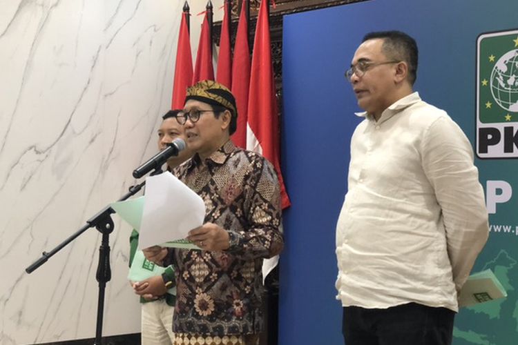 Ketua Desk Pilkada PKB Abdul Halim Iskandar (tengah) di Kantor DPP PKB, Senen, Jakarta, Senin (3/6/2024). 