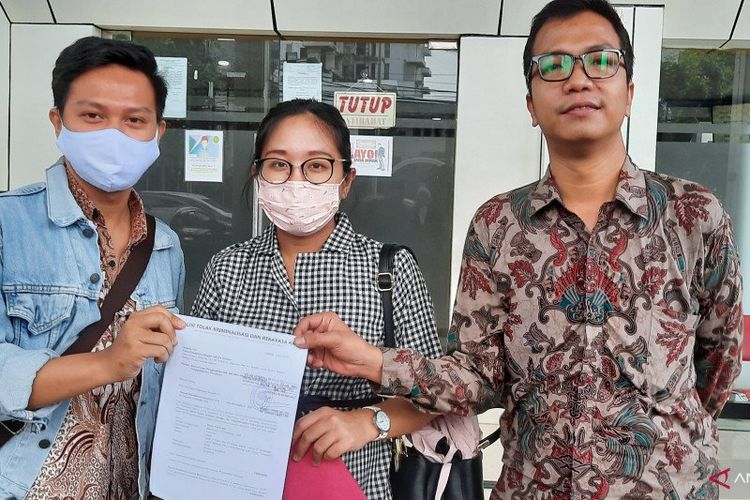 Tim kuasa hukum Ravio Patra memperlihatkan permohonan praperadilan terhadap Polda Metro Jaya yang diajukan ke Pengadilan Negeri Jakarta Selatan, Rabu (3/6/2020).