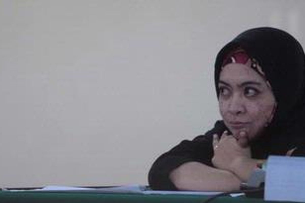 Keterangan Saksi - Persidangan terdakwa mantan anggota Badan Anggaran (Banggar) DPR RI Wa Ode Nurhayati, mengagendakan mendengarkan keterangan saksi, berlangsung di Pengadilan Tindak Pidana Korupsi (Tipikor). Jakarta Selasa (28/8/2012), Sidang menghadirkan saksi pedagang handphone asal Palangkaraya Sie Yanto dan Sekjen DPR Nining Indra Saleh.  