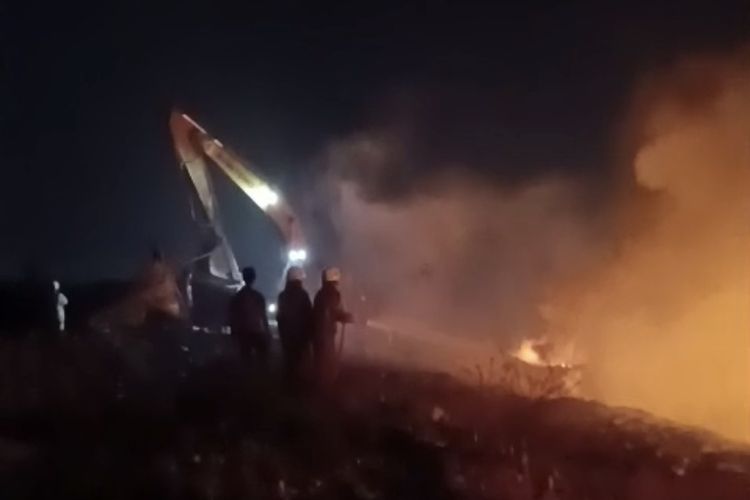 Kebakaran TPA Benowo, Petugas Butuh Waktu 5 Jam Padamkan Api