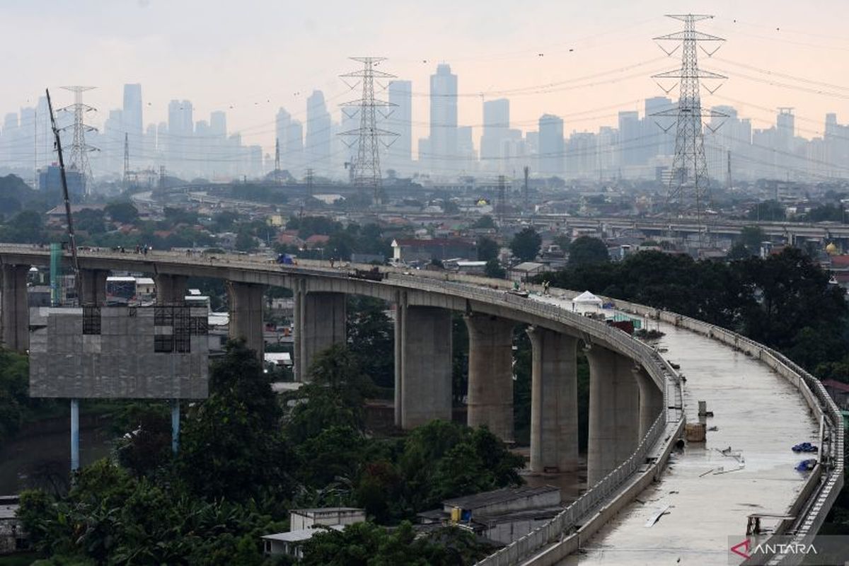 Sejumlah pekerja menyelesaikan proyek pembangunan Kereta Cepat Jakarta-Bandung di Jalan Raya Kalimalang, Jakarta Timur, Jumat (11/2/2022).