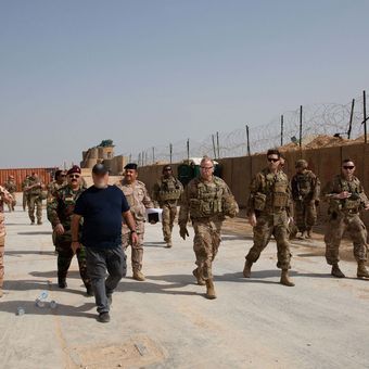 Pasukan Komando Sentra Amerika Serikat (Centcom) saat tur di pangkalan udara batalyon Militer Irak pada 17 Maret 2020.