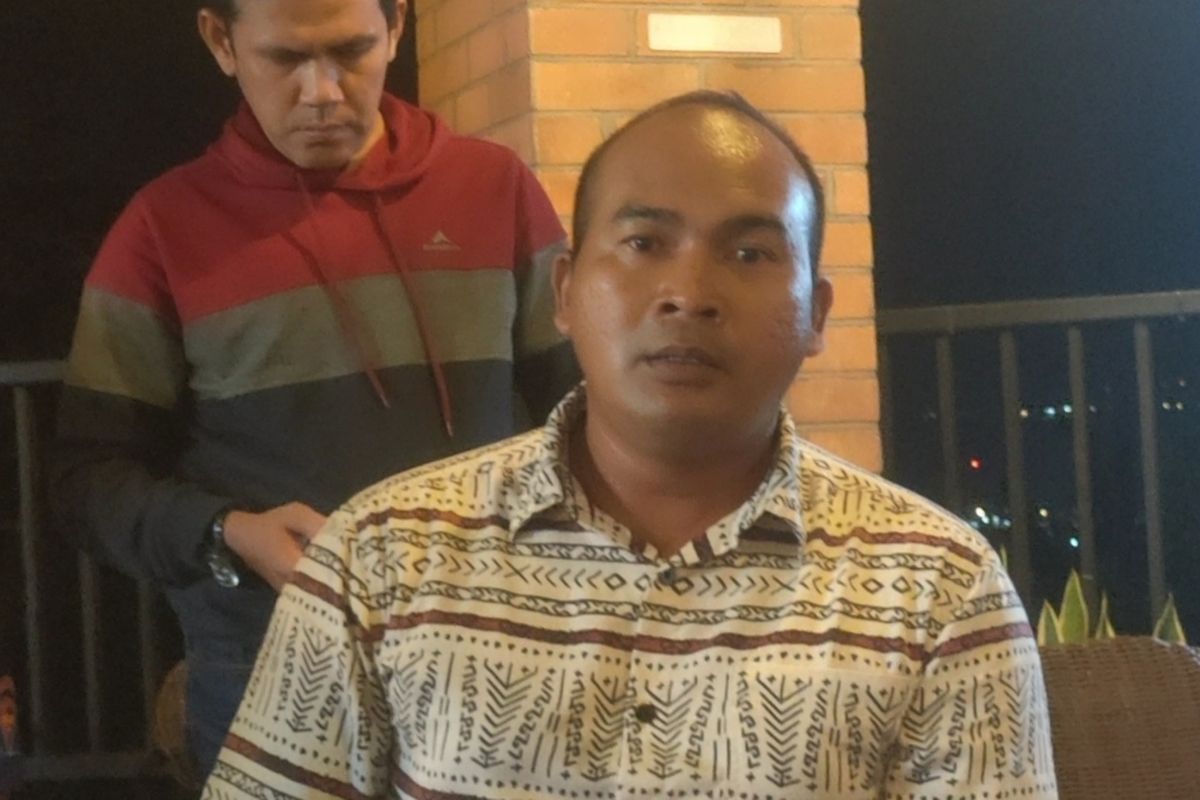 Kepala Ops Lanud Pattimura Mayor TNI Andi saat memberikan keterangan kepada wartawan tekait keributan antara oknum TNI AU dengan pemandu karaoke di Ambon, Minggu malam (1/10/2023)