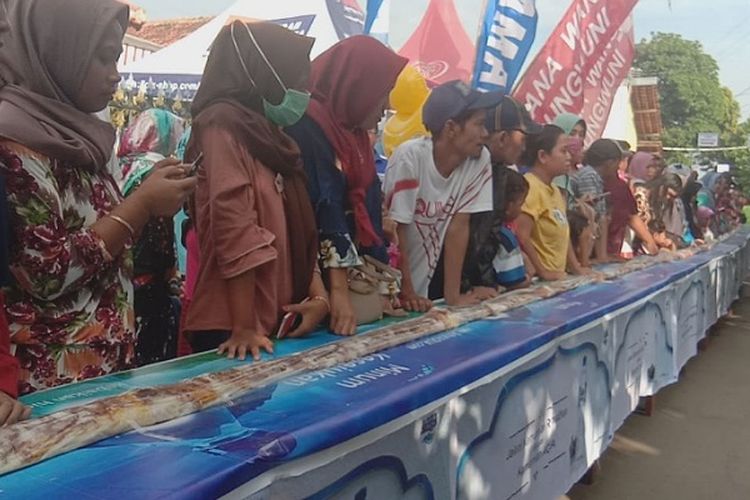 Warga menunggu pembagian getuk lindri sepanjang 350 meter di Desa Ambokembang Kab. Pekalongan Jawa Tengah.