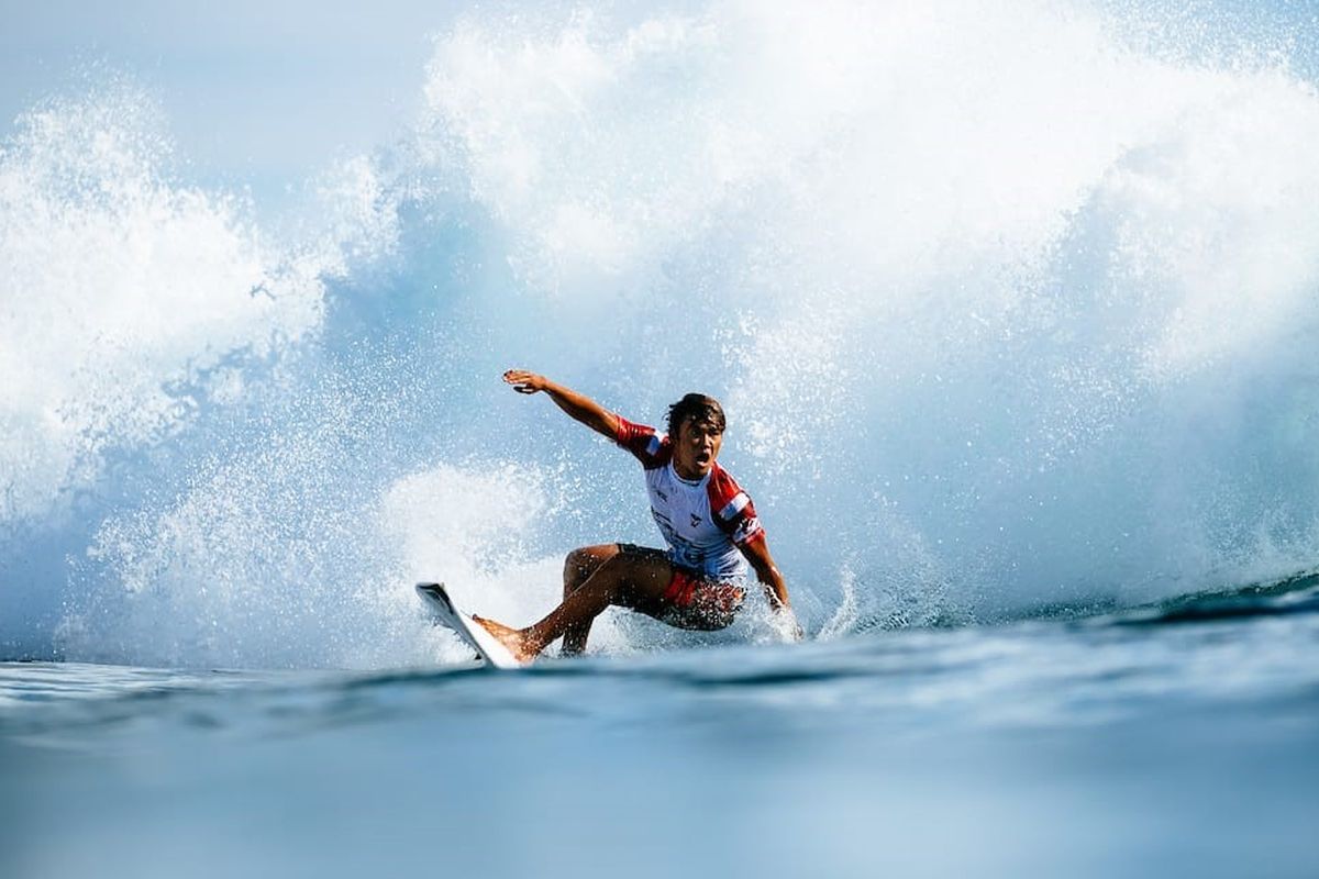 Peselancar ombak Indonesia Rio Waida pada World Surf League Championship (WLSC) Tour 2022 di Pantai Plengkung (G-Land) Banyuwangi, Jawa Timur, Sabtu (28/5/2022).