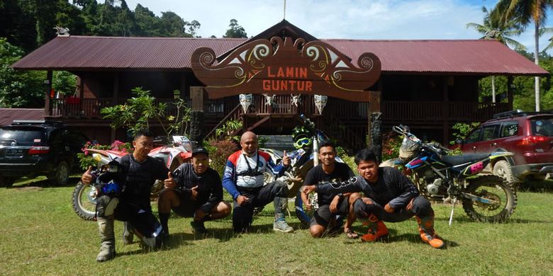 Destinasi wisata Lamin Guntur di Teluk Sumbang, Kabupaten Berau, Kalimantan Timur. 