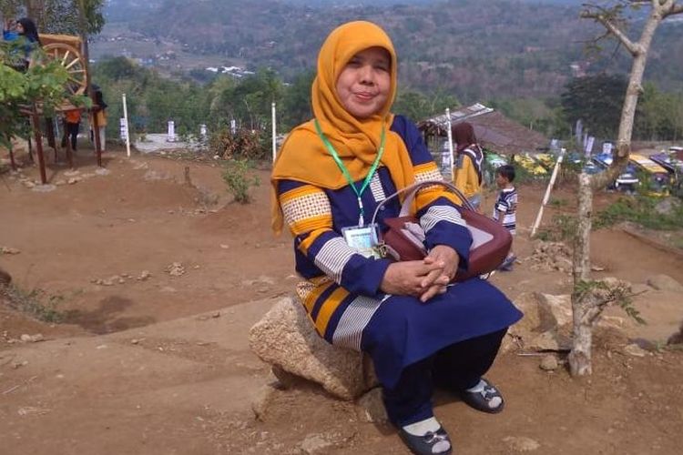 Ibu Guru SMP Teladan, Rahmawati saat melakukan kunjungan studi ke Jawa Tengah (Jateng).