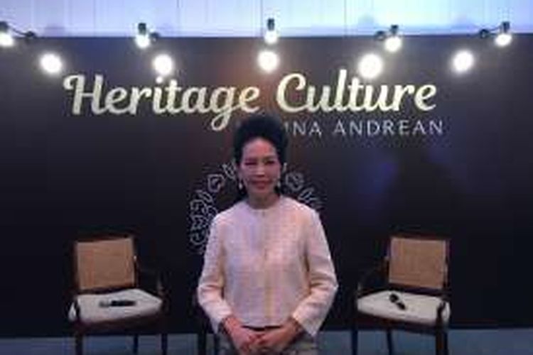 Tina Andrean, perancang busana Indonesia dalam acara peragaan busana terbaru dari label Heritage Culture di Jakarta, Senin (16/1/2017).
