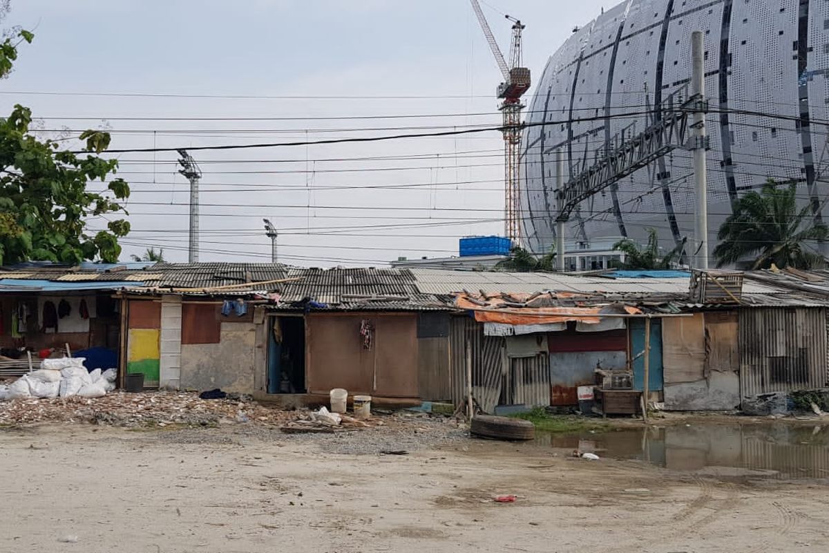 Deretan rumah bedeng yang ditinggali oleh warga Kampung Bayam yang sebagian di antaranya merupakan korban gusuran proyek JIS.