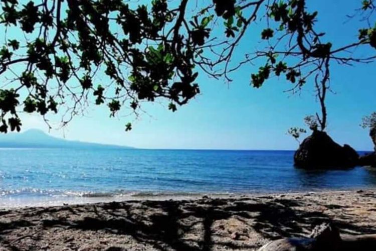 Berapa foto Pantai Sori Nehe, wisata tersembunyi dipesisir utara Kota Bima yang belum dijamah.
