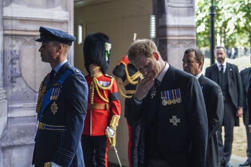 Momen Pangeran Harry Menangis Saat Terima Peti Mati Ratu Elizabeth II