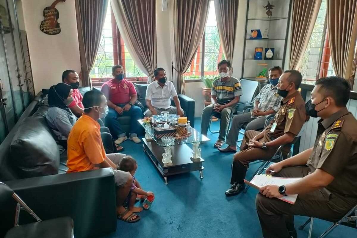 Kejari Ngawi melakukan upaya restorative juctice kasus dugaan pencurian HP yang dilakukan oleh tetangga korban. Korban mencabut laporan dan memaafkan pelaku yang bekerja sebagai penjaga angkringan.