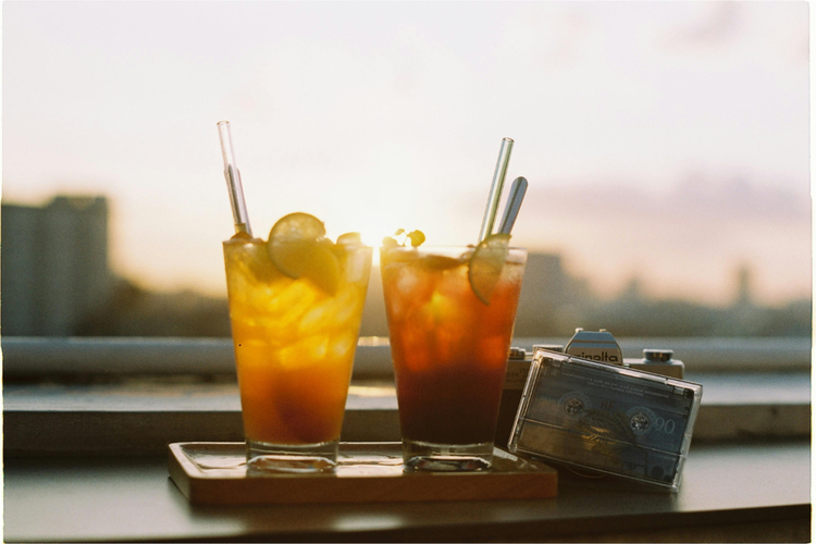 ilustrasi saat suhu semakin panas, maka orang semakin ingin minum minuman manis dan dingin.