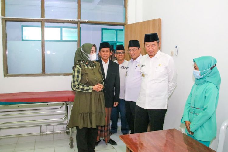 Bupati Lamongan Yuhronur Efendi (dua dari kanan), melihat saat meresmikan Klinik Mabarrot Nahdlatul Ulama (NU) yang terletak di Desa Kendal, Kecamatan Karanggeneng, Lamongan, Jawa Timur, Rabu (7/9/2022).