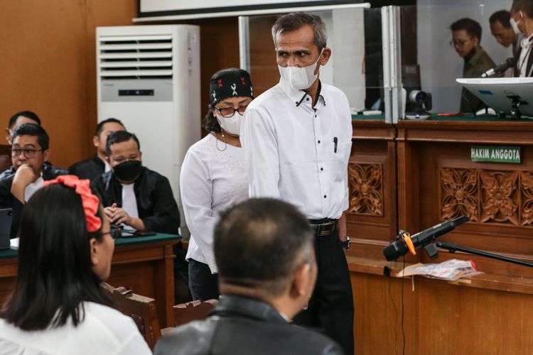 Ayah dan ibunda Nofriansyah Yosua Hutabarat (Brigadir J), Samuel Hutabarat dan Rosti Simanjuntak menjadi saksi sidang pembunuhan anaknya dengan terdakwa Ferdy Sambo dan Putri Candrawathi di Pengadilan Negeri Jakarta Selatan, Selasa (1/11/2022). Agenda persidangan pemeriksaan saksi-saksi.