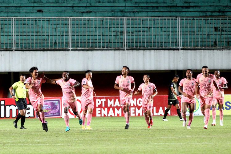 Pemain Madura United lari bergembira seusai tim menjebol gawang Barito Putera pada pertandingan pekan ke-14 Liga 1 2021-2022 yang ber akhir dengan skor 0-2 di Stadion Maguwoharjo Sleman, Minggu (28/11/2021) malam.