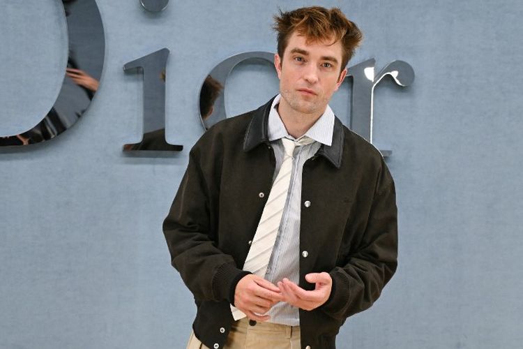 Aktor Inggris, Robert Pattinson hadir di fashion show koleksi Dior Men untuk musim semi/musim panas 2026 saat Paris Fashion Week, Jumat (27/6/2025), di Perancis.