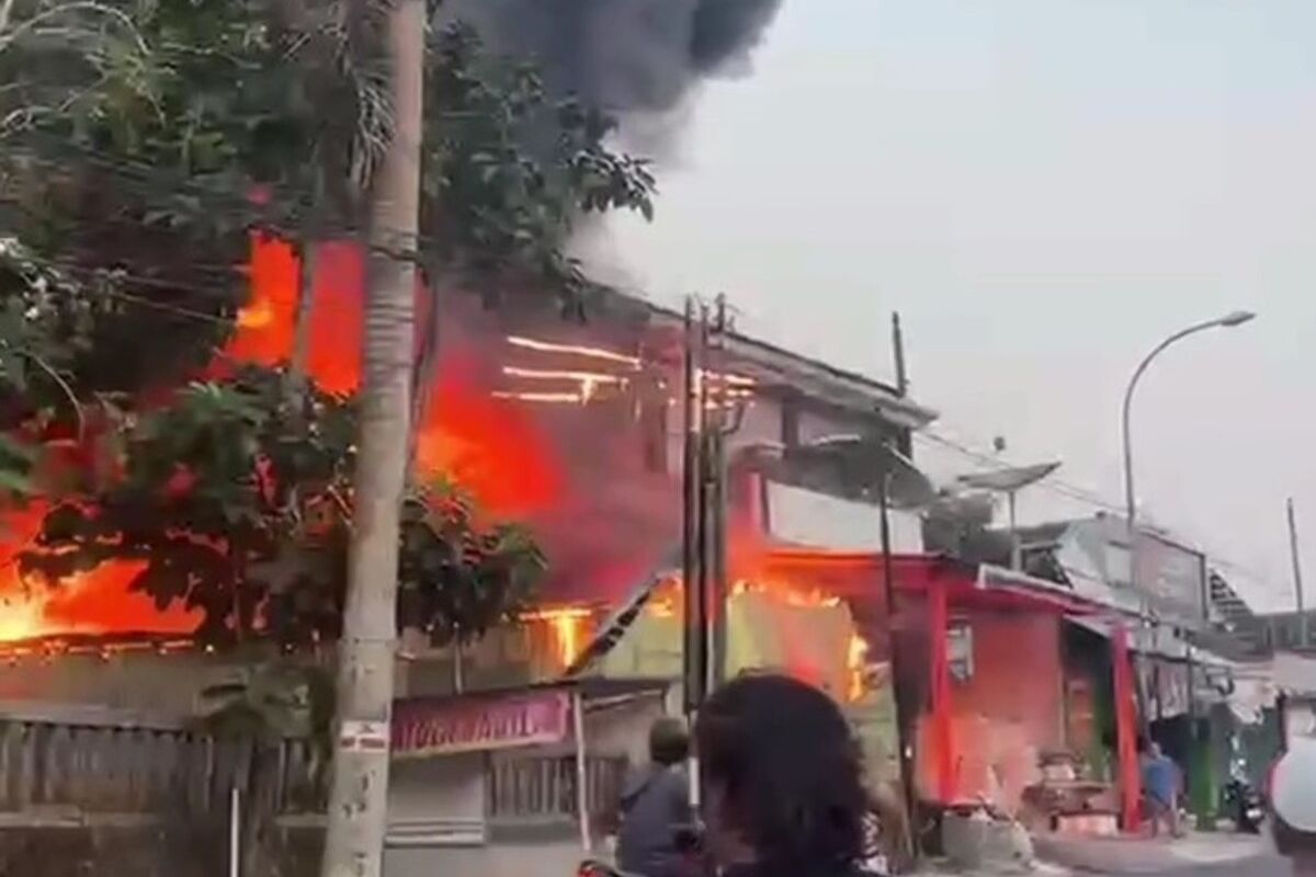 Gudang pupuk terbakar di Kalurahan Kampung, Kapanewon Ngawen, Kabupaten Gunungkidul, DI Yogyakarta Jumat (25/7/2025) petang.