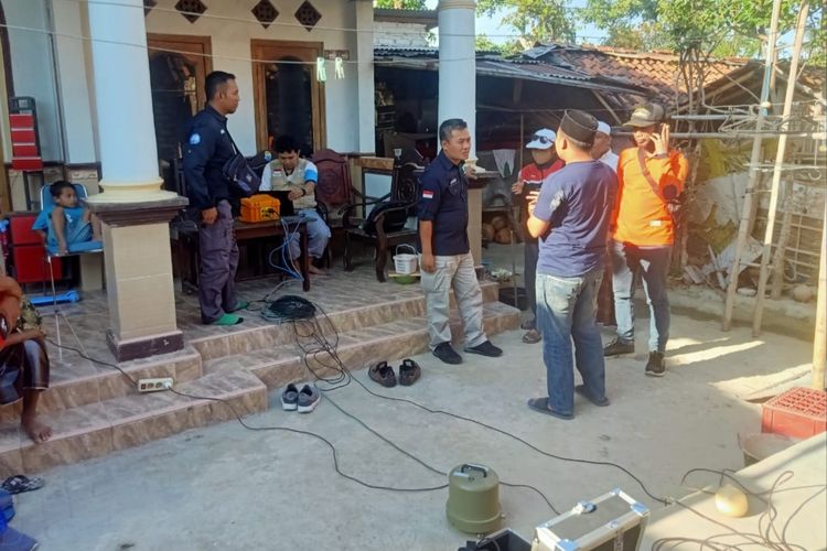 Tim ahli dari Stasiun Geofisika kelas II BMKG Pasuruan Jawa Timur mendatangi lokasi dentuman di Dusun Tengah, Desa Moncek Tengah, Kecamatan Lenteng, Kabupaten Sumenep, Minggu (13/8/2023).