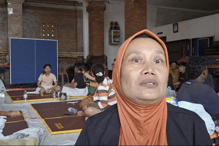 Sutyah (47), warga korban banjir di Jalan Siulan, Kecamatan Denpasar Timur, Kota Denpasar, saat diwawancarai di Posko Pengusian di Balai Banjar Tohpati,  Kamis (11/9/2025). KOMPAS.com/ Yohanes Valdi Seriang Ginta