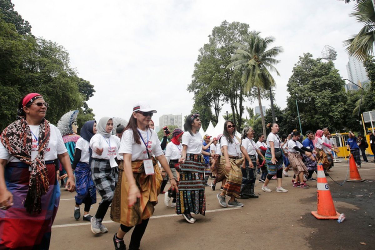 Kemenristekdikti, L2Dikti Wilayah 3 dan 19 pendidikan tinggi turut mendukung pagelaran Festival Sarung Indonesia 2019 yang digelar di Plaza Timur Gelora Bung Karno (GBK), Jakarta, Minggu (3/3/2019).