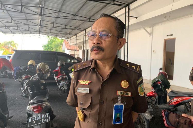  BERIKAN PENJELASAN--Inspektur V Pada Jaksa Agung Muda Pengawasan Kejaksaan Agung RI, Sungarpin memberikan penjelasan turunya tim Kejagung ke Kejaksaan Negeri Kabupaten Madiun setelah Andi Irfan Syafruddin dicopot sebagai Kajari Kabupaten Madiun, Senin (19/6/2023).