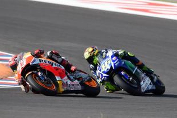 Pebalap Movistar Yamaha asal Italia, Valentino Rossi (belakang), menempel pebalap Repsol Honda asal Spanyol, Marc Marquez, pada balapan GP Argentina di Sirkuit Termas de Rio Hondo, Minggu (19/4/2015).