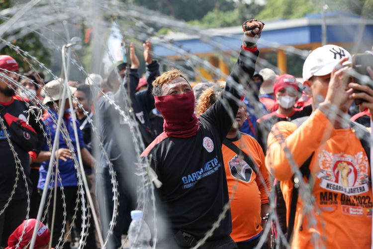 Massa dari elemen buruh melakukan demonstrasi di depan Gedung DPR/MPR RI, Jakarta, Selasa (6/9/2022). Mereka menolak kenaikan harga BBM.