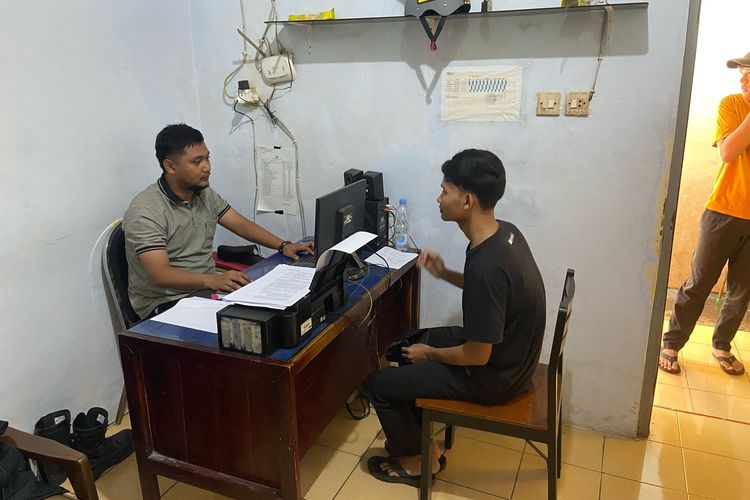 Salah satu dari empat penyulut pesta petasan saat lebaran di Kota Pasuruan saat menjalani pemeriksaan di Polres Pasuruan.