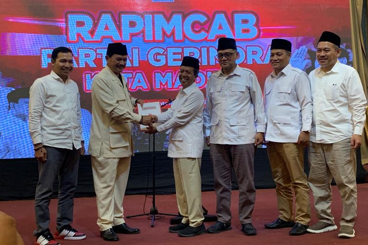 Wakil Ketua DPD Partai Gerindra Jawa Timur, Imam Makruf menyerahkan rekomendasi Maidi-Bagus untuk maju dalam pilkada Kota Madiun 2024 di Hotel Merdeka Madiun, Rabu (3/7/2024) malam.