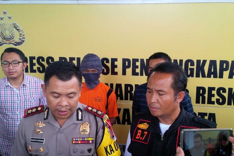 Kepala Polres Sukabumi Kota AKBP Susatyo Purnomo (kiri) saat konferesnsi pers, Sabtu (3/3/2018).