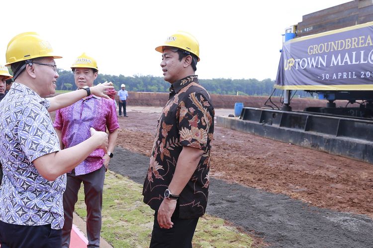 Wali Kota Semarang Hendrar Prihadi menghadiri Ground Breaking pembangunan pusat perbelanjaan yang diberi nama Up Town Mall itu di wilayah BSB City Mijen Semarang, Selasa (30/4/2019).