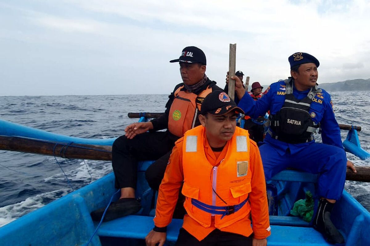 Tim SAR melakukan pencarian laut 8 nelayan hilang di selatan Blitar, Kamis (14/9/2023)