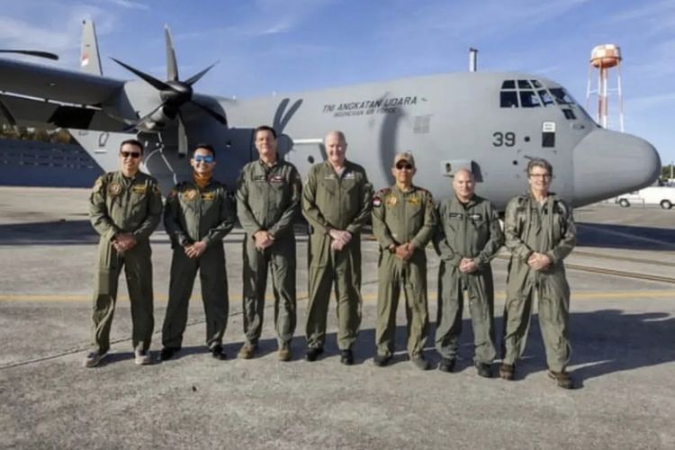 Penerbang dari Skuadron Udara 31 Pangkalan Udara (Lanud) Halim Perdanakusuma mulai menjalani uji terbang pesawat C-130J-30 Super Hercules pesanan Indonesia.