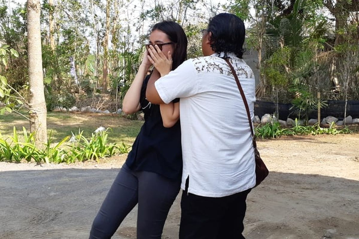 Artis peran Mawar Eva de Jongh menangis saat menatap rumah Annelies di Desa Gamplong, Yogyakarta, Selasa (13/8/2019). Acting coach Agus Kencrot terlihat memeluk dan menenangkan Mawar.