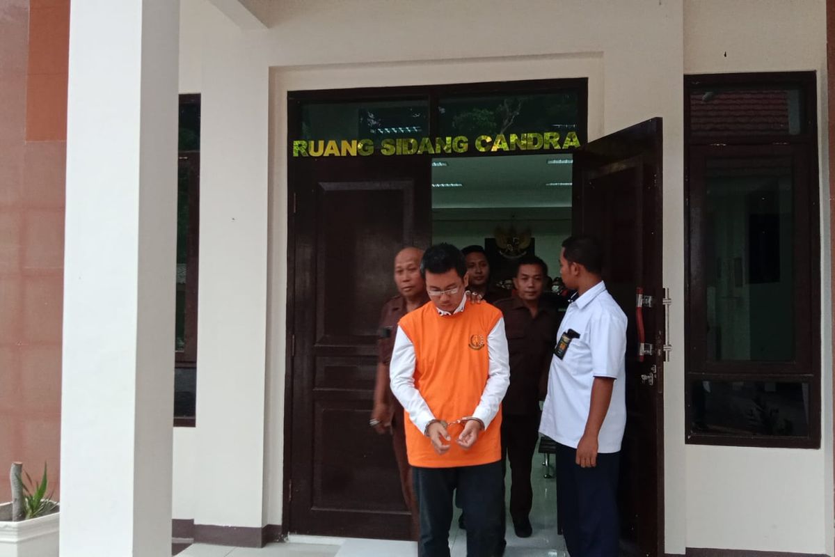 AWEW di kantor Pengadilan Negeri Kraksaan Kabupaten Probolinggo menghadiri sidang dengan agenda pembacaan tuntutan. 