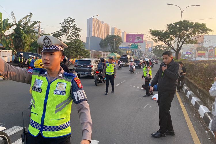 Pejalan kaki ditabrak motor di Jalan Margonda Raya, Kota Depok, Jumat (14/6/2024).