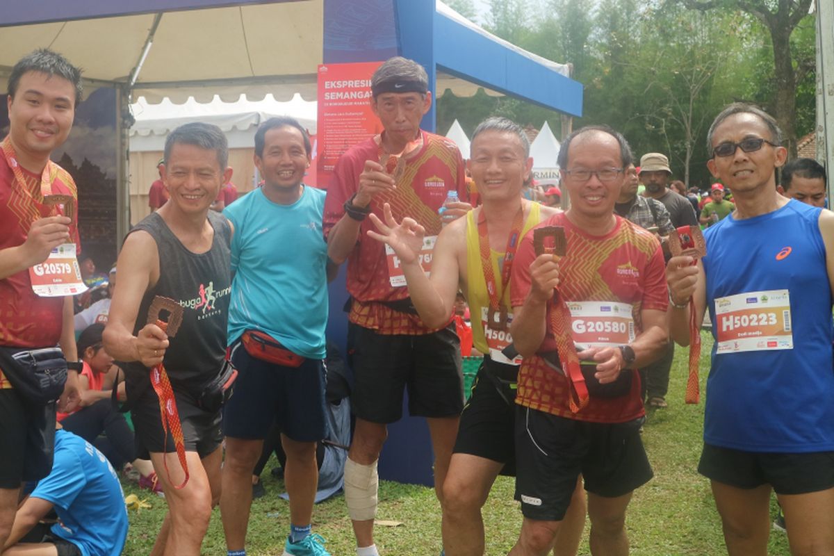 Anggota komunitas Sabuga Runners berpose usai sampai di garis finish