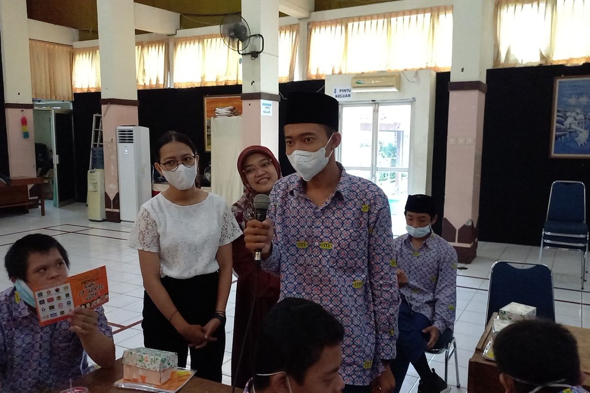 Rifqi (ungu) saat bercerita pengalamannya mengikuti pemilu pada sosialisasi pemilu bagi anak difabel intelektual di SLB Giwangan, Kota Yogyakarta, Kamis (16/6/2022)