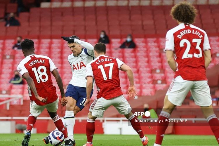 Erik Lamela melakukan tendangan rabona dalam laga Arsenal vs Tottenham Hotspur pada pertandingan Liga Inggris 2020-2021 yang dilangsungkan di Stadion Emirates, London, Minggu (14/3/2021).