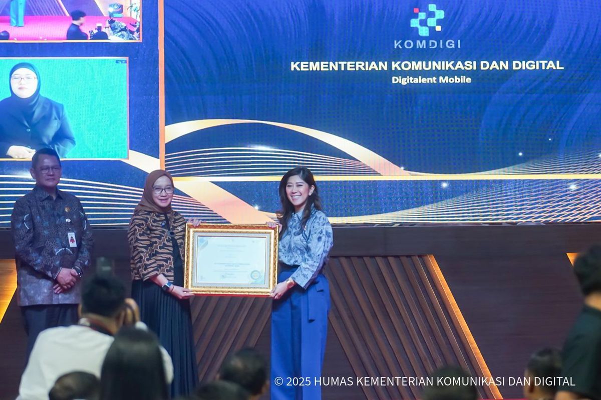 Menteri Komunikasi dan Digital (Menkomdigi) Meutya Hafid menerima penghargaan Outstanding Public Service Innovations (OPSI) Kompetisi Inovasi Pelayanan Publik (KIPP)&nbsp;2025 di Kantor Kementerian PANRB, Senin (15/12/2025).